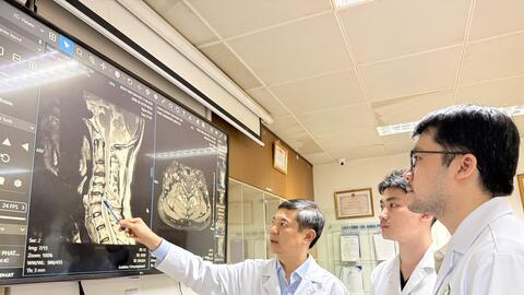 Việt kiều từ Anh về Việt Nam mổ hẹp ống sống cổ