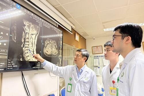 Việt kiều từ Anh về Việt Nam mổ hẹp ống sống cổ