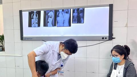 Gù vẹo cột sống: Đừng để quá nặng mới thăm, khám