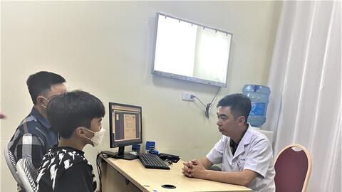 Cong vẹo cột sống: Đừng để quá “cong” mới đi khám