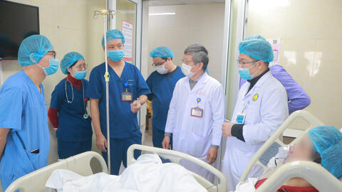 Tổ chức cấp cứu, điều trị kịp thời người bị nạn do cháy nhà tại phố Trần Cung, phường Nghĩa Đô, Hà Nội