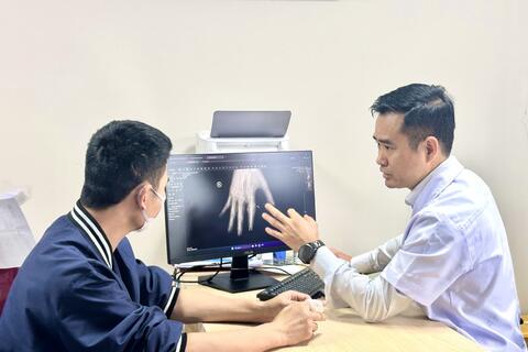 Vi phẫu thuật thành công cứu sống ngón tay thủy thủ bị đứt rời sau 25 giờ