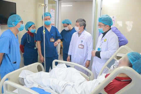 Tổ chức cấp cứu, điều trị kịp thời người bị nạn do cháy nhà tại phố Trần Cung, phường Nghĩa Đô, Hà Nội