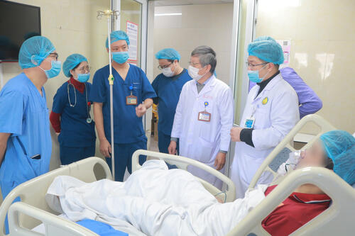 Tổ chức cấp cứu, điều trị kịp thời người bị nạn do cháy nhà tại phố Trần Cung, phường Nghĩa Đô, Hà Nội