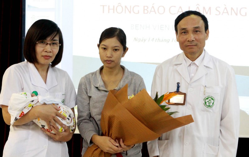 Trong Ảnh: Ðại diện Ban giám đốc Bệnh viện Bạch Mai tặng hoa cho bệnh nhân. Ảnh: Duong Ngọc - TTXVN